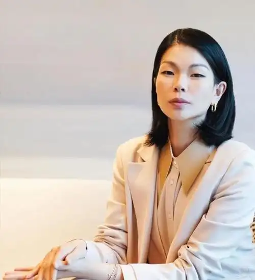 有个人却成了另类,她就是吕燕,曾因长相被嘲"第一丑模",而大家对她的