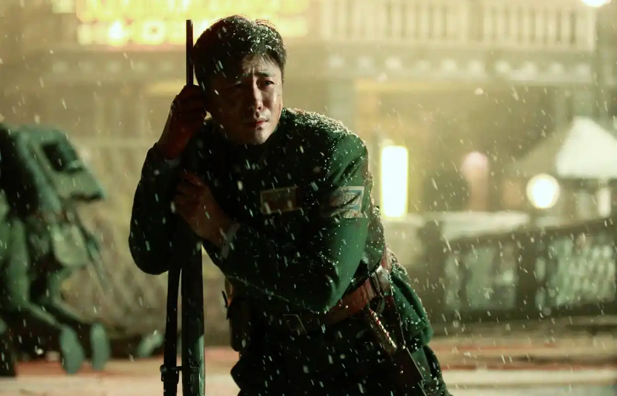 【淳属军装】@杜淳@杜淳 《八佰》谢团冲桥剧照[心] 是愤懑,是不甘