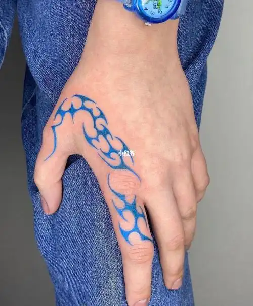 soysoyyy93蓝色枷锁 手指手背彩色小纹身_纹身_纹身也清新_美妆