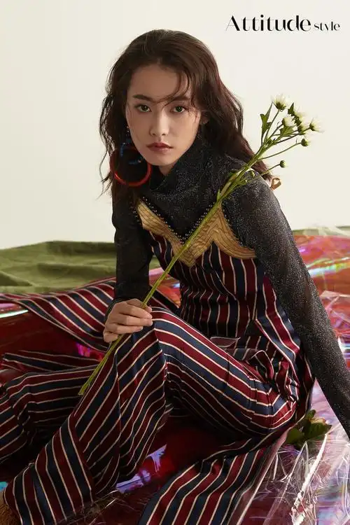 柴碧云写真与新角色成反差卷发红唇诠释时尚态度