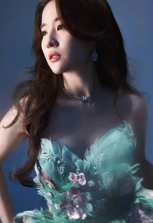 刘亦菲微博之夜齐胸蓝色羽毛礼服写真_网友