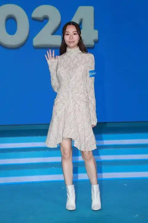 早年stephy与台湾前男团棒棒堂成员邱胜翊(王子)拍拖,但拍拖3年终分手