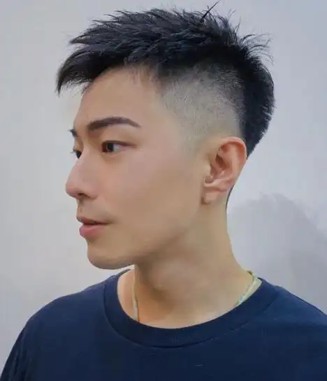 男生3cm左右的头发适合圆寸的发型,不同于板寸,圆寸更有型,适合五官