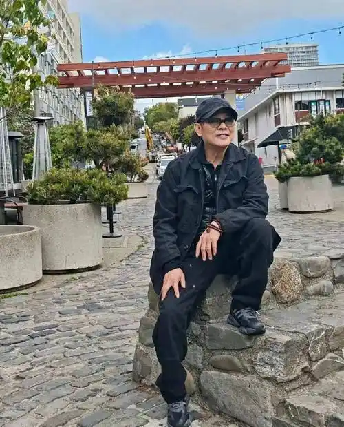 62岁李连杰现身纽约街头,粉丝围堵惊现失控表情,现场画面曝光