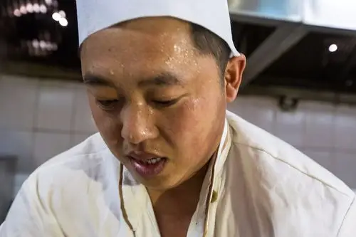 10万观众游世界最大芍药基地厨师累晕游客为挖丸子差点动粗