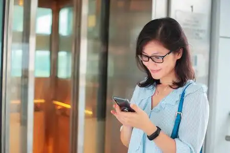 女性使用智能手机在日常生活中照片