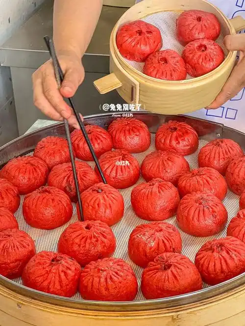 这家包子铺的红色大包子太有川渝特色了火锅肥肠馅儿诶,香香辣辣油气