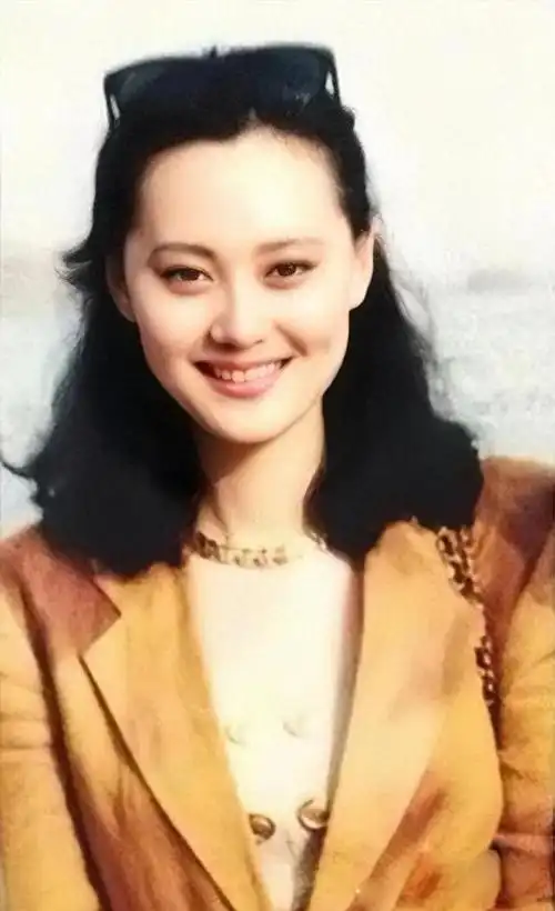 "大小宋佳"中的大宋佳,在八九十年代时,她的颜值在美人遍地的娱乐圈中