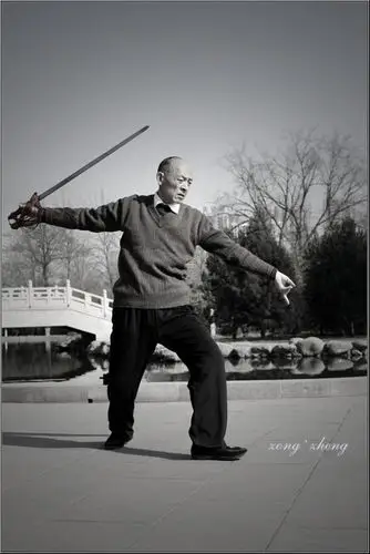 公园舞剑的老人