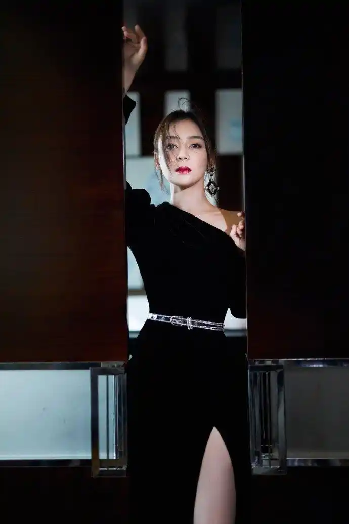 一次 to签一枚 给了两次信 迎来陪伴@袁姗姗 的第八年>>关注#袁姗姗