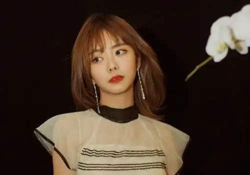 因此2021年女生将剪短的头发弄成露眉刘海短直发发型,侧边短后面长的