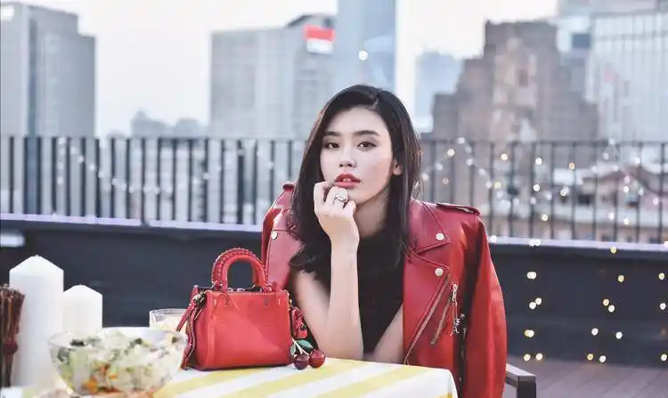 原创奚梦瑶在家帮老公剃头肚子微隆疑怀三胎身后千万豪宅内景曝光