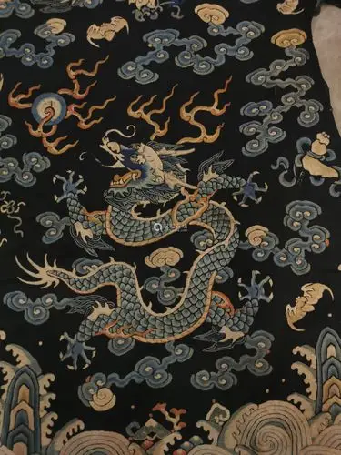 清刺绣黑地龙袍