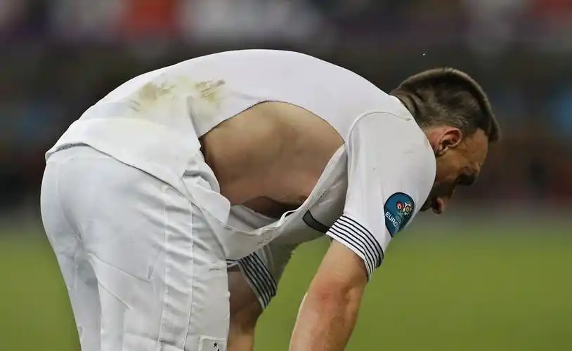 > 欧洲杯:西班牙2-0法国(共10张) > 里贝里球衣被撕破