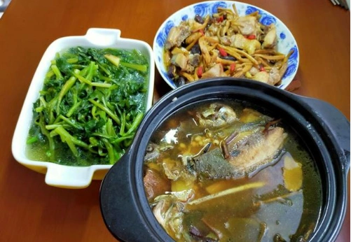 两个人吃饭也不能马虎,两菜一汤,营养均衡,伙食费不超标