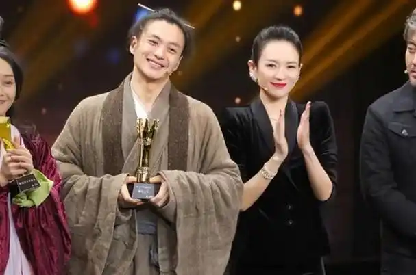 周一围和章子怡合拍《上阳赋》时,朱丹每隔两三天就往剧组跑,周一围