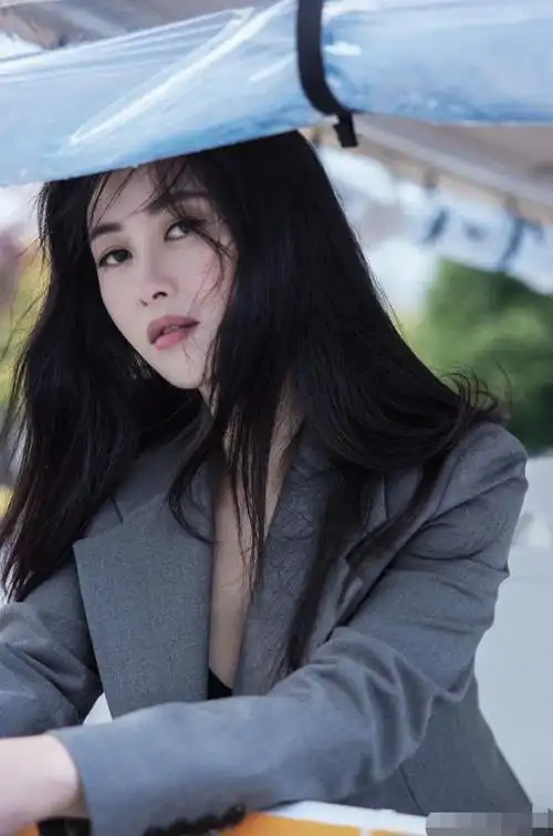 朱珠穿露脐装秀小蛮腰!腰间零赘肉身材火辣,露黑色内搭太性感