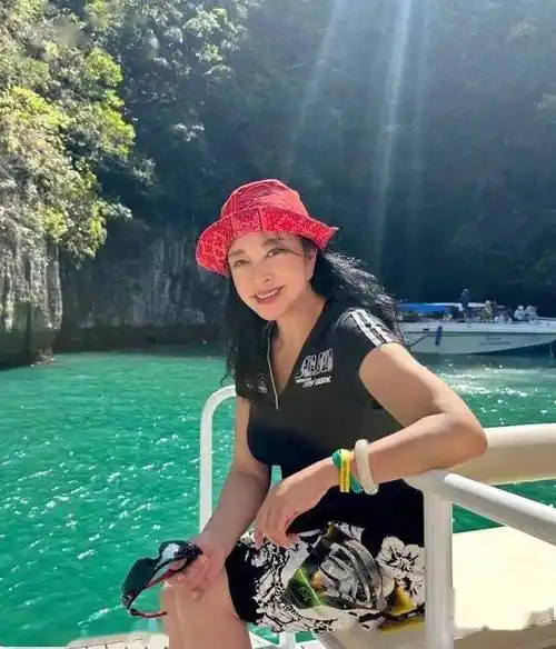 刘晓庆旅行照曝光,不修图不化妆,网友直呼像真实老奶奶!