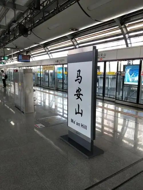 马鞍山地铁站宝安大道通往沙井的路段,经过红绿灯的拦截,四车道显得较