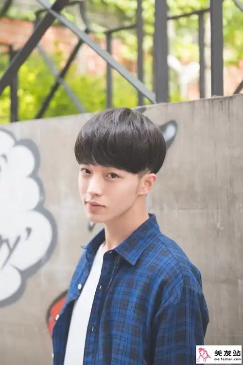 男生头发两侧内掏空发型设计 微卷锅盖头帅爆[16p]