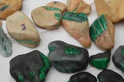 成就优秀作品第一步:挑选翡翠原石