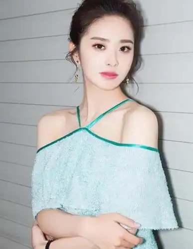 湖南新晋小花旦主持人刘烨高颜值魔鬼身材蕾丝搭配风美呆