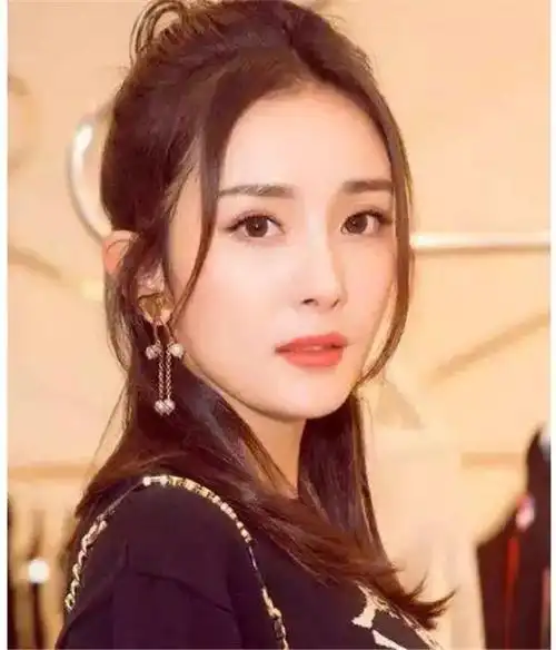 八字刘海大脸学生图片(发型|脸大的女生,适合什么样的刘海?)_达一风水