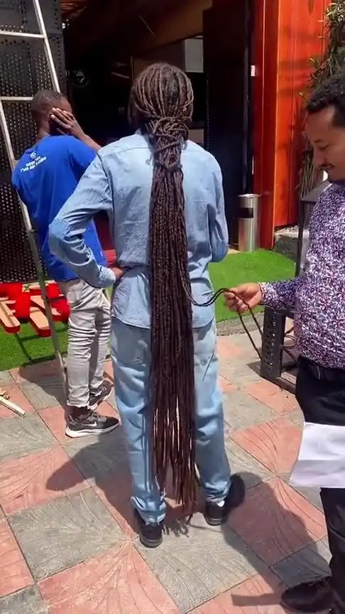 非洲男人的辫子,长到脚跟,看着就难受!