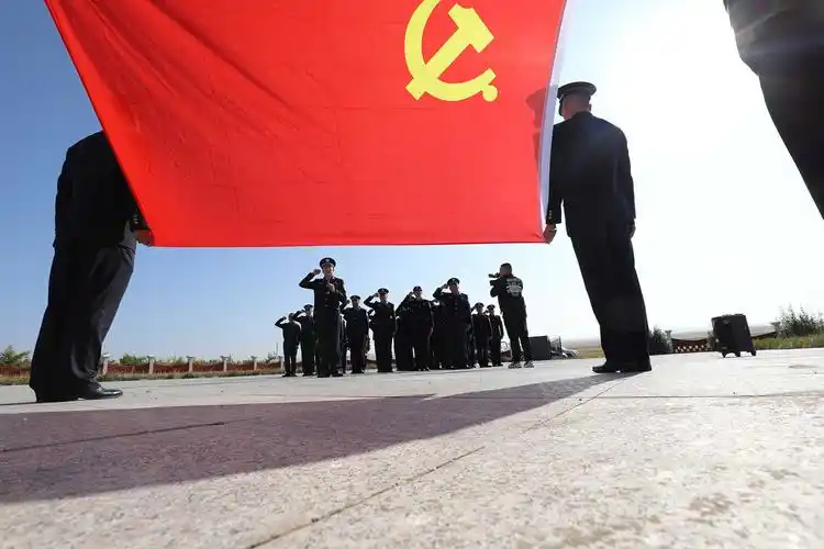 全体民警向党旗庄严宣誓