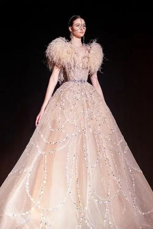 eliesaab2021高定礼服浅粉羽毛元素裙摆飘逸灵动