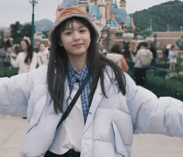 6年过去,刘楚恬长高了不少,五官精致依旧,没有太大变化.