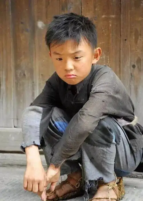 2007年,郑伟在电视剧《笑着活下去》中饰演了少年许保峰一角,从而开始