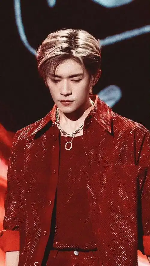 易烊千玺又染金发了