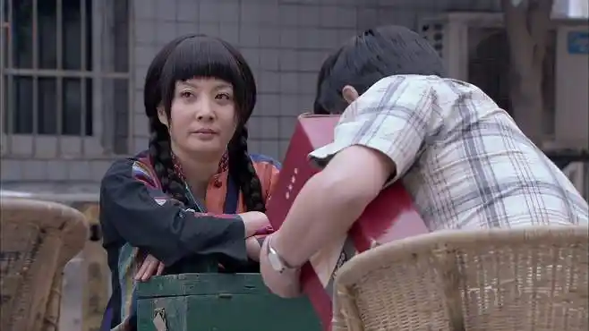 家有大姐:老朱专门买个新皮鞋找红姐擦,一脱鞋把红姐熏得直皱眉-影视