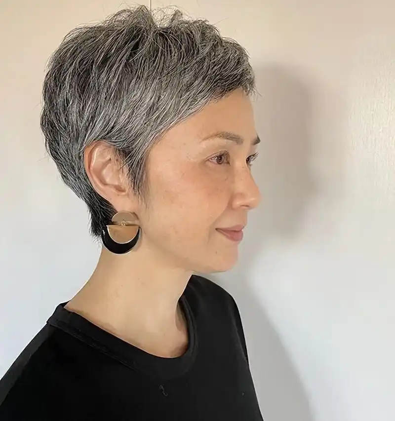 60到80岁的女性,头发花白发型这样剪,利落时尚显气质