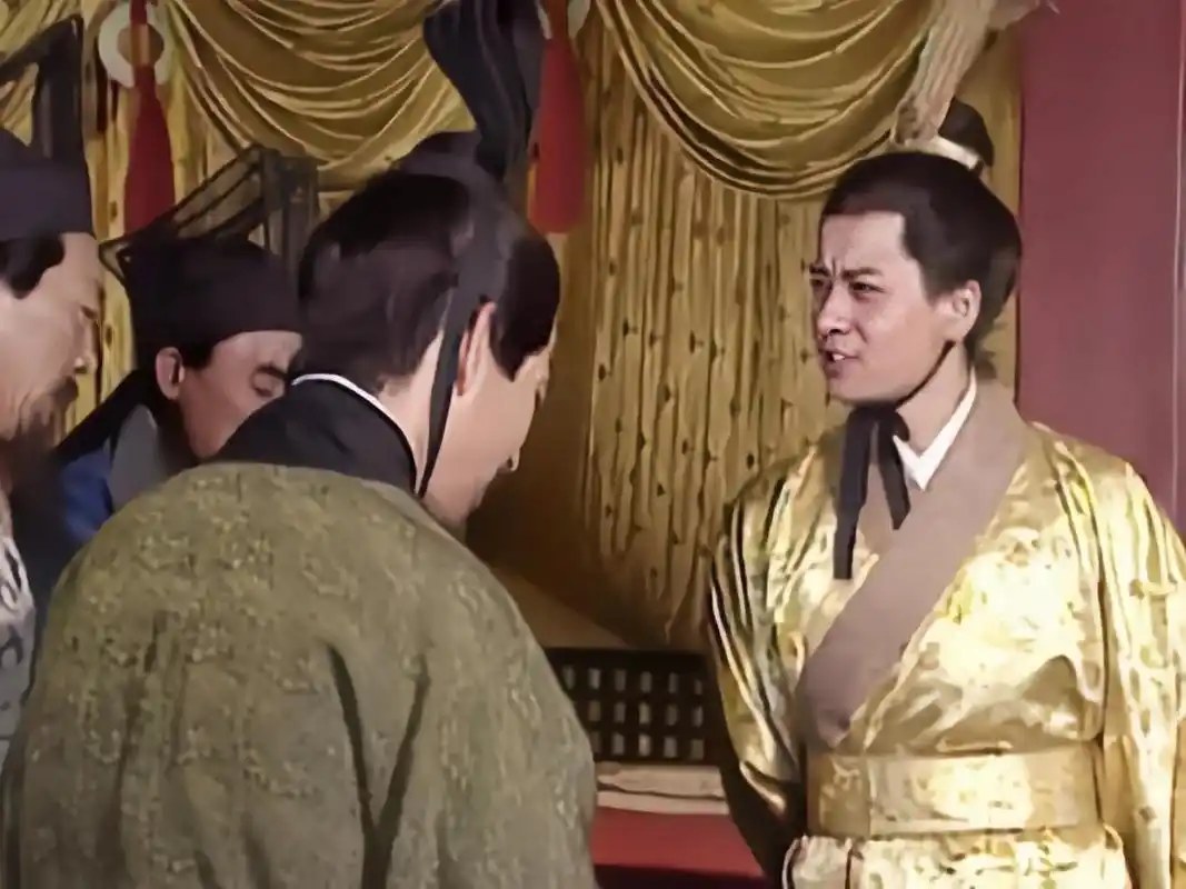 成济替司马昭弑杀了曹髦,司马昭却诛灭他三族,但这怪不得司马昭