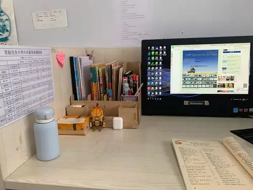 新买的文件夹到了,又再一次整理了一下办公桌,真的是对未来充满希望呀