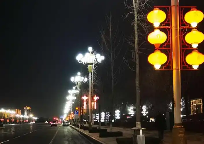 城市路灯守护人,照亮最美除夕夜