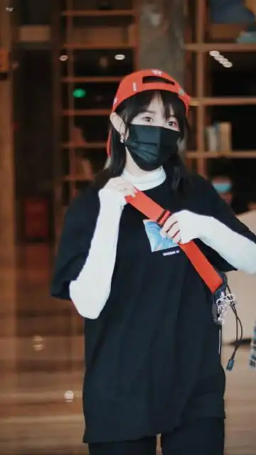 陈珂[超话]#200328 上班 叶子已拿定绿色.