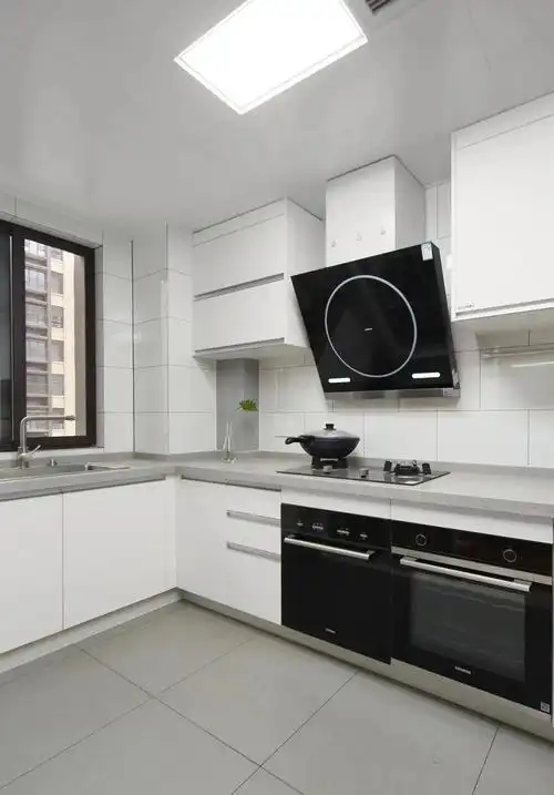 地面铺设灰色地砖,搭配灰白相间的橱柜,使空间看起来干净明亮.