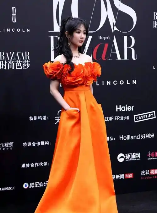 芭莎之夜红毯:赵丽颖时髦,唐嫣豪放,杨紫踩雷,baby惊魂未定_迪丽热巴