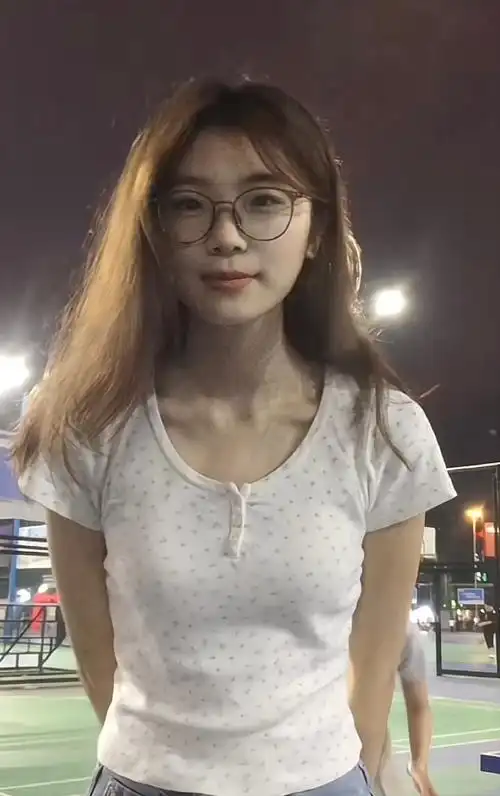 娇小可爱眼镜妹良家乖乖女