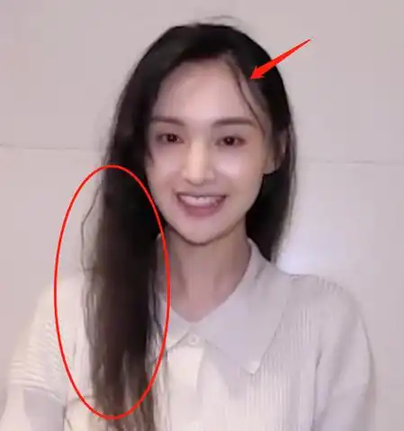 郑爽素颜憔悴邋遢,发型凌乱又秃又躁,头发稀疏似小老太