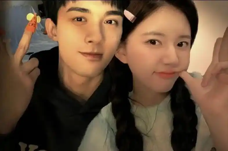 小情侣简简单单的合照罢了#吴露可逃 #赵露思 #吴磊 #海上 - 抖音