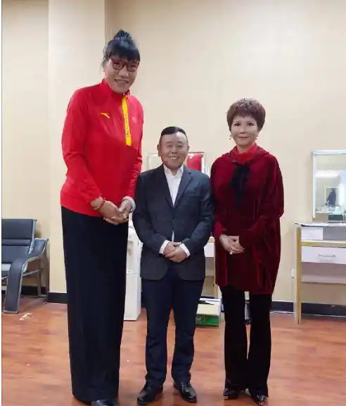 郑海霞与潘长江合影,52岁双腿严重变形,丈夫杳无音讯3年未露面_中国