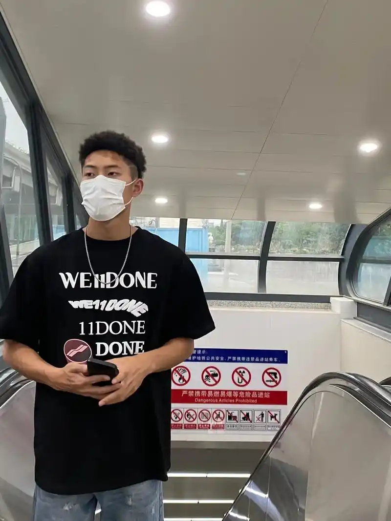 #ootd穿搭 #体育生 #拍照 #地铁 口罩杀手🥷 - 抖音