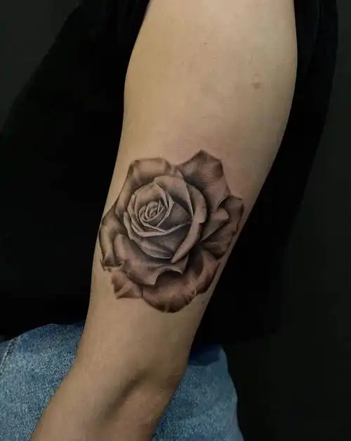 写实玫瑰纹身图片_手部欧美写实纹身图案