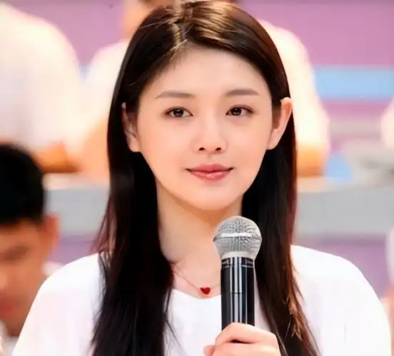 她的个人实力,背景,感情经历以及面对媒体和公众的态度和策略,都为她