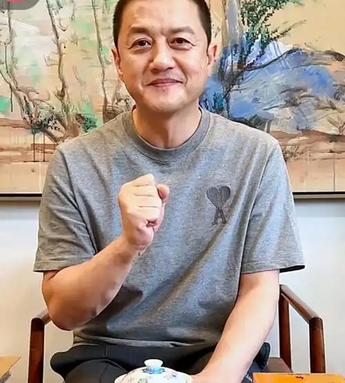 李亚鹏:拖着疲惫身体流落街头被网友拍到,妻子直播回应体验生活