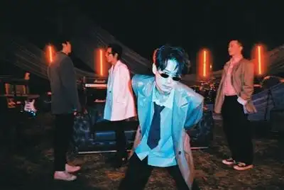 大波浪乐队成员,从左至右分别是李赫(鼓手),邢星(合成器),李剑(知唱